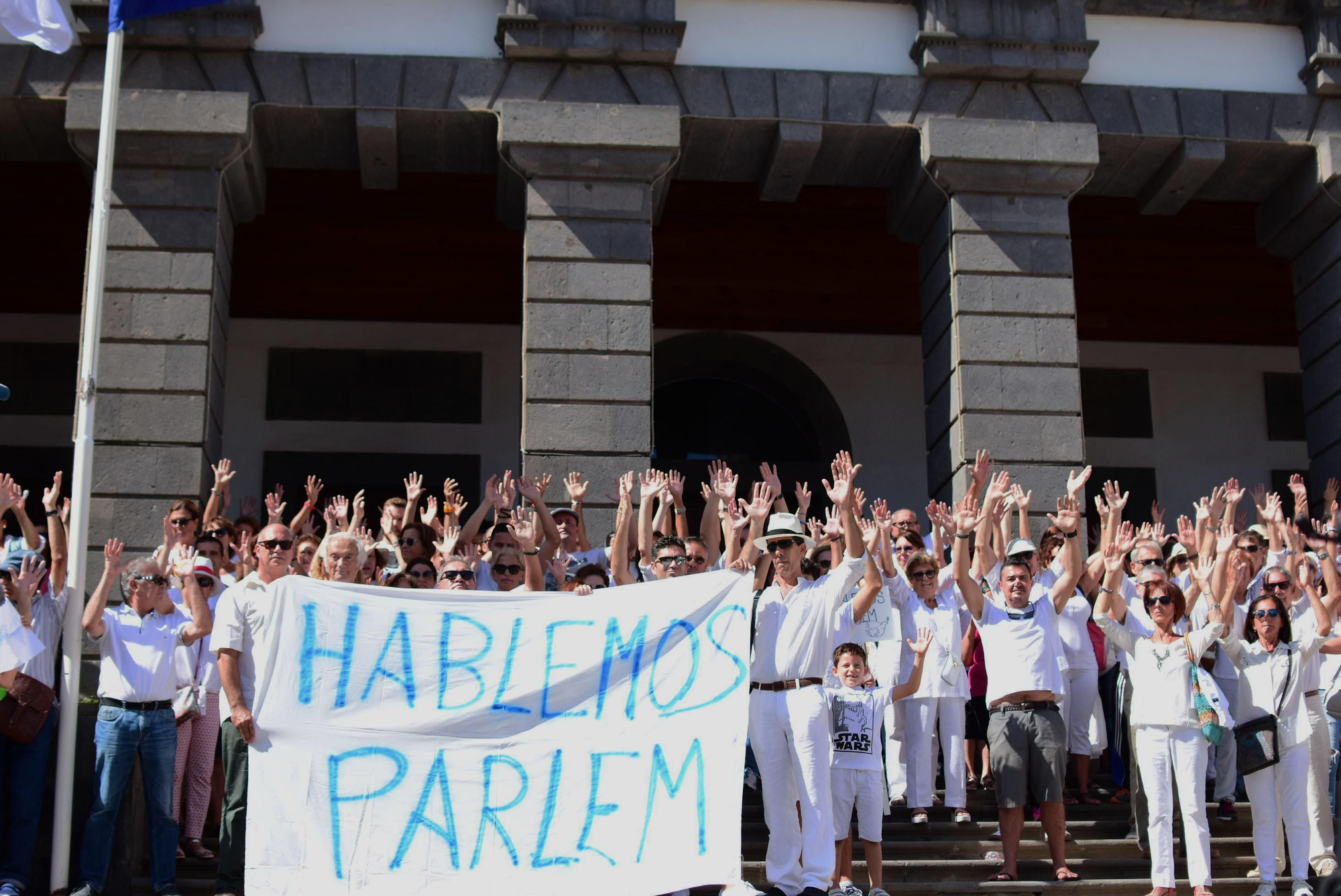 Asistentes a las concentración en Las Palmas de Gran Canaria para reclamar diálogo con Catalunya. (Sabina Ortega).
