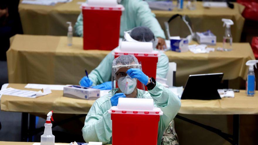 Personal sanitario prepara las dosis de Moderna durante una jornada de vacunación en el Coliseo Pedrín Zorrilla, el 23 de diciembre 2020, en San Juan (Puerto Rico). EFE/Thais Llorca/Archivo