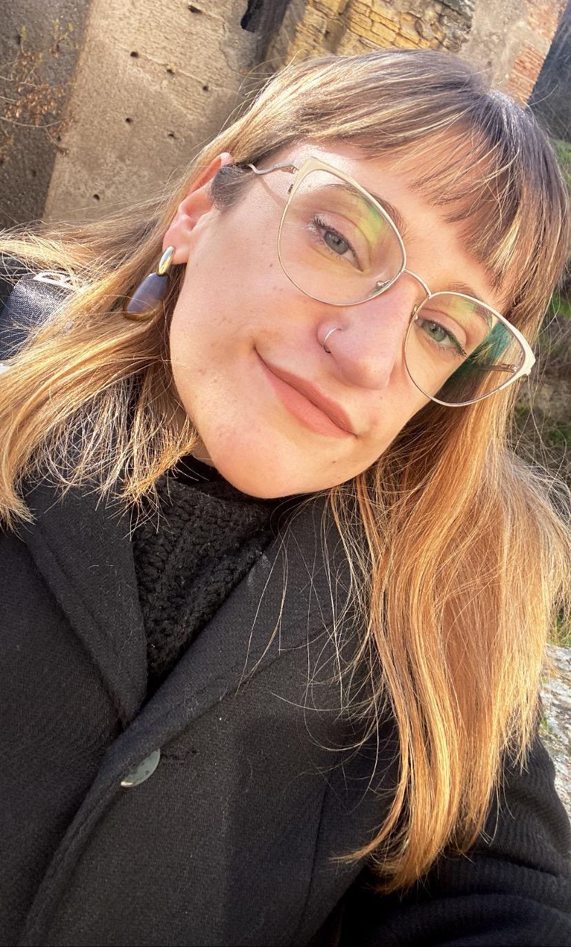 Con sensibilidad y humor, Julia recupera las estrategias que construyó para habitar un cuerpo dolorido y reclamar el derecho al deseo sin binarismos ni normalidades impuestas
