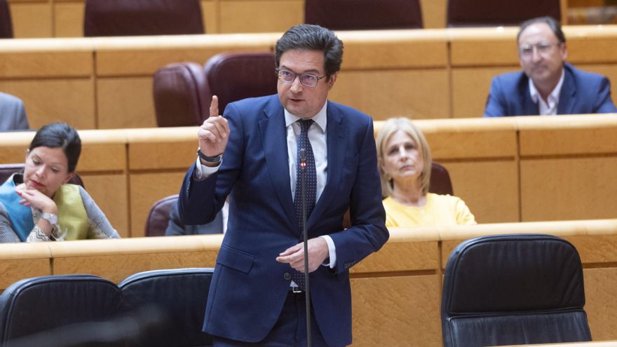El ministro para la Transformación Digital y de la Función Pública, Óscar López, durante una sesión de control al Gobierno en el Senado, a 27 de mayo de 2025, en Madrid (España).