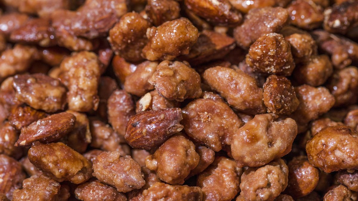 Una receta sencilla para hacer almendras garrapiñadas caramelizadas y crujientes con solo dos ingredientes