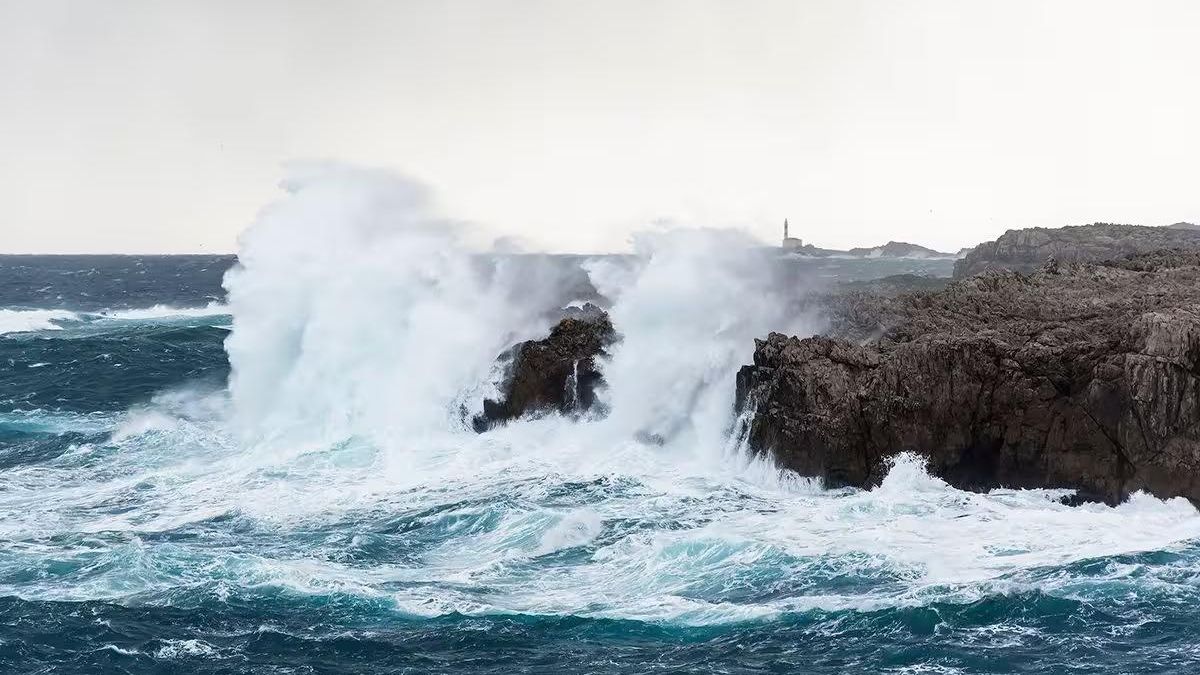 La borrasca 'Harry' incomunica Menorca por mar y deja árboles caídos y desprendimientos de tierra en Ibiza
