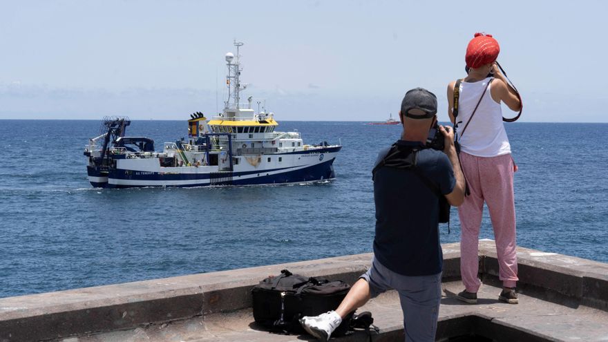 Gente haciendo fotos al Ángeles Alvariño mientras rastreaba la costa frente a Santa Cruz de Tenerife
