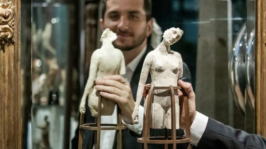 Fotografía de archivo personal cedida por Joaquín Restrepo donde se le ve en el reflejo de un espejo mientras sostiene una escultura.