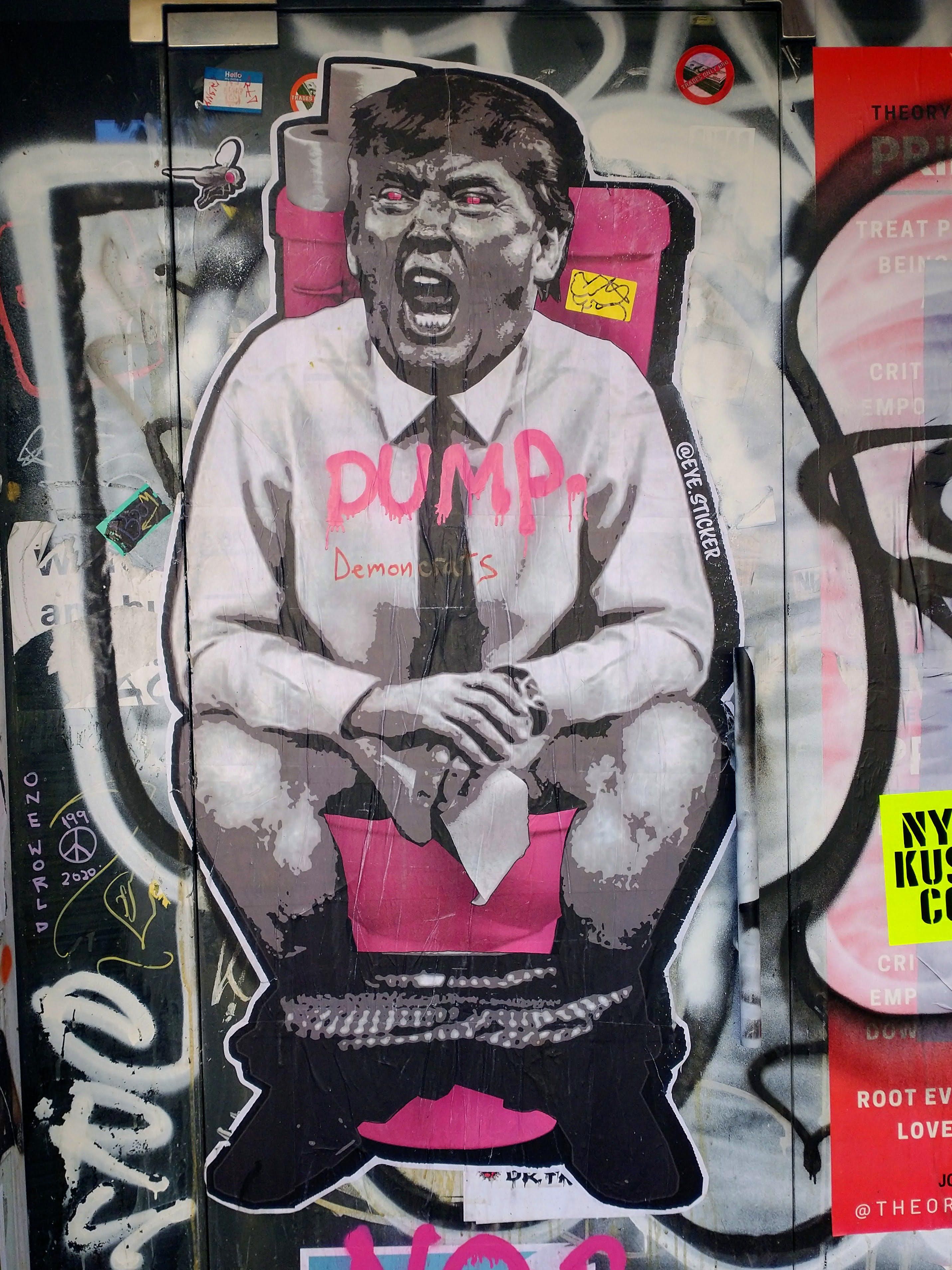 Obra de  Eye Sticker que muestra a Trump en un retrete