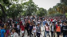 Personas salen de un concierto en las instalaciones del Parque Generalísimo Francisco de Miranda este sábado en Caracas (Venezuela).