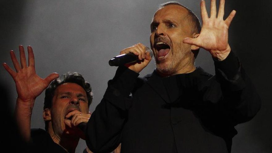 El cantante español Miguel Bosé durante un concierto.