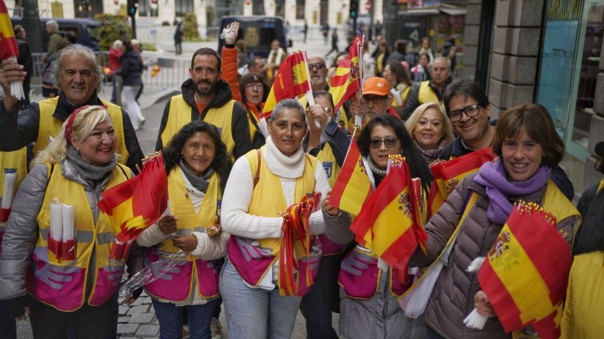Personas con banderas de España cerca del Congreso, a 31 de octubre