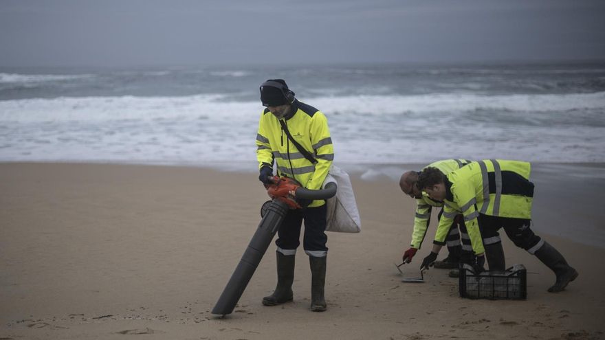 La Xunta rechaza la ayuda del Gobierno en las playas e insiste en pedir medios para recoger los pellets desde el mar