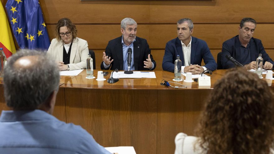 Carpas y comité de crisis, la respuesta del Gobierno de Canarias a la ''emergencia migratoria''