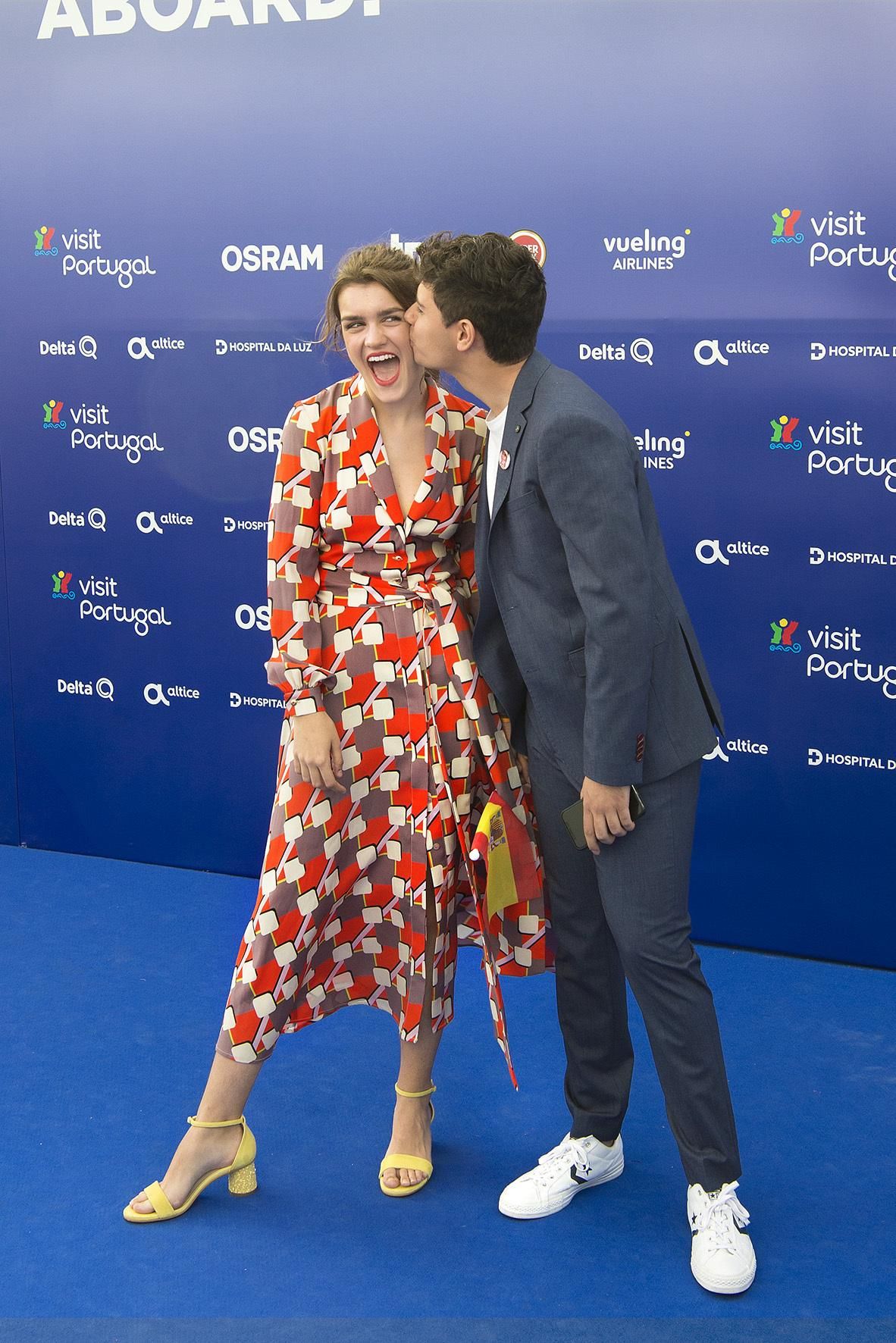 Alfred besa a Amaia en la Blue Carpet de Eurovisión 2018