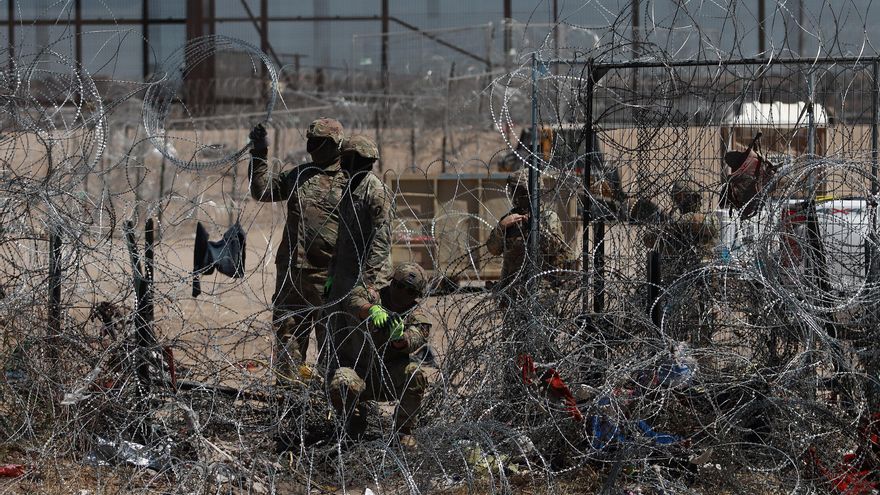 Migrantes en México denuncian que Texas coloca una nueva barricada para impedirles acampar