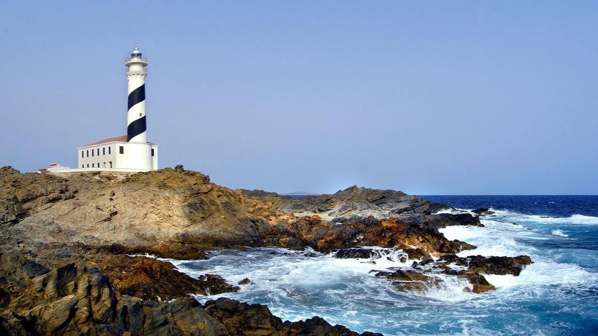 El faro Favàritx, uno de los puntos de interés del Camí de Cavalls.