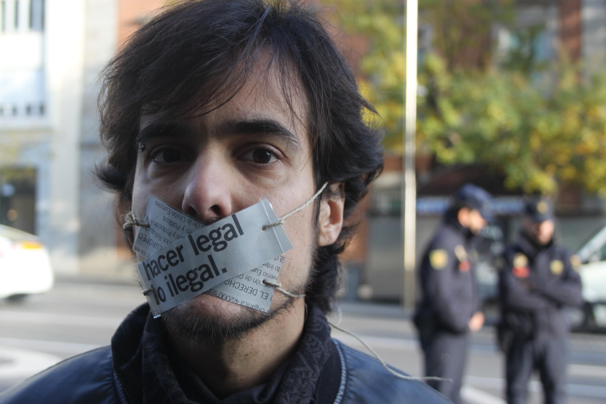 Las faltas de respeto y consideración a las fuerzas y cuerpos de seguridad: hasta 600 € de multa. Es decir, aumentará el control a los manfiestantes, en contraste al control a la policía, porque no van a existir mecanismos independientes de supervisión de la actuación de los agentes y de rendición de cuentas © AI