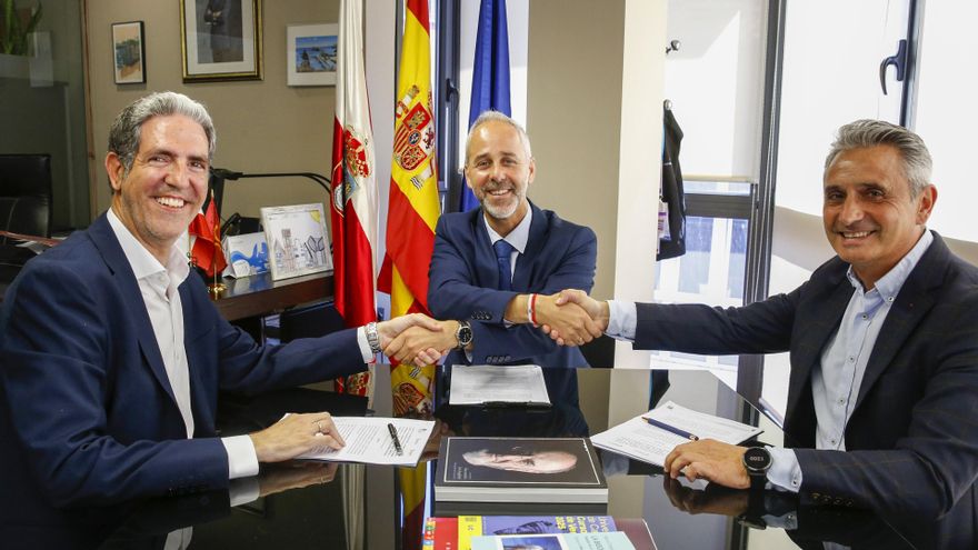 El consejero de Educación, Formación Profesional y Universidades, Sergio Silva, firma un convenio con la Cámara de Comercio de Cantabria.