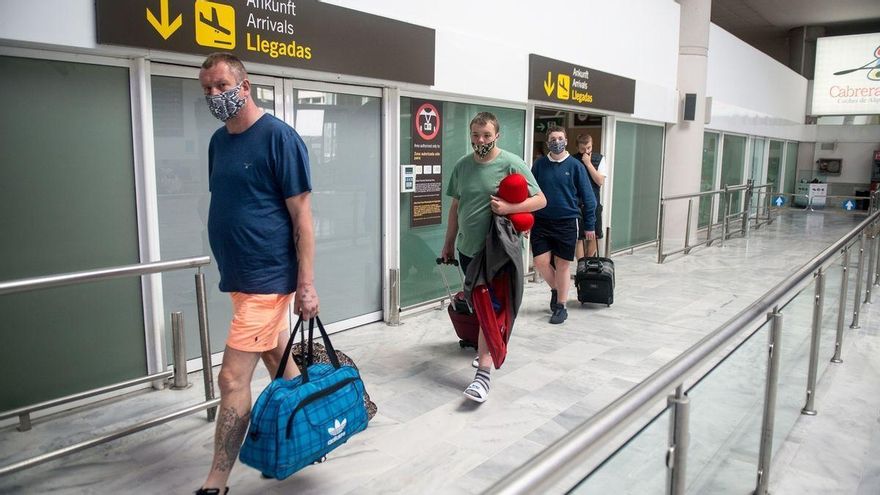 Turistas llegando al aeropuerto de Lanzarote.