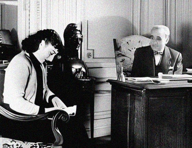 Gordón Ordás dictando a una secretaria en su despacho.