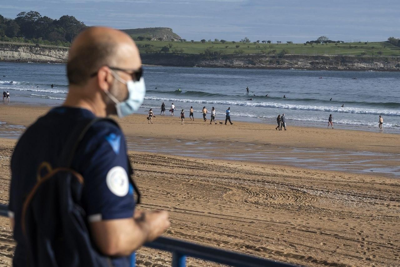 Playa de Santander durante la desescalada. | JOAQUÍN GÓMEZ SASTRE