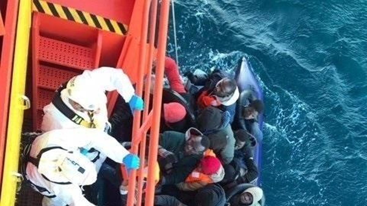 Rescatan a 55 inmigrantes de una patera localizada a 13 millas de isla de Alborán