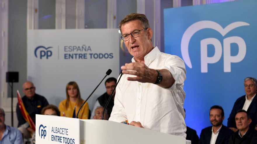 El líder del PP, Alberto Núñez Feijóo, interviene durante un acto de cierre de campaña electoral del PP, en el Casino Primitivo, a 26 de mayo de 2023, en Albacete, Castilla-La Mancha (España). El acto se celebra durante el último día de campaña de las pró