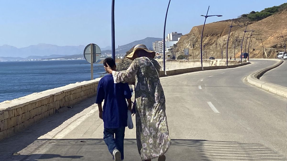 Una madre en Castillejos recibe a su hijo que acaba de volver de la ciudad española de Ceuta.