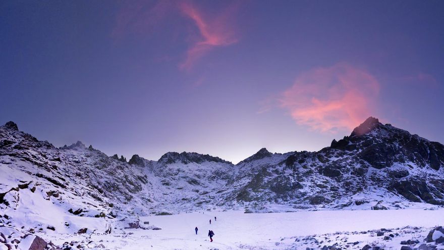 Las 10 lagunas congeladas de la Sierra de Gredos que definen el invierno en la alta montaña