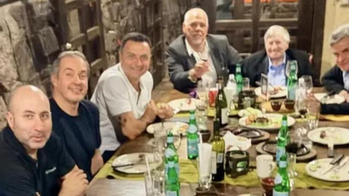 Cerimedo, primero a la izquierda, en una cena en enero pasado en Honduras, junto al estadounidense Dick Morris (centro, camisa celeste) y Luis Rosales (a la derecha), quien fue candidato a vice de Espert.