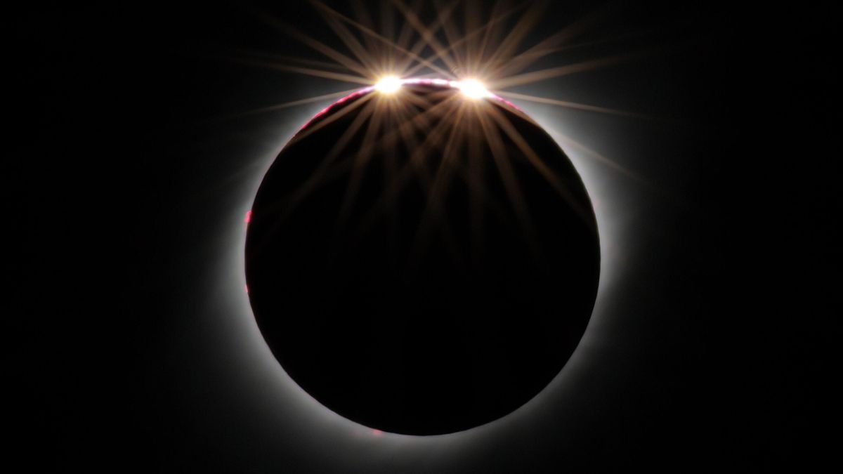 Doble anillo de diamantes durante un eclipse solar total.