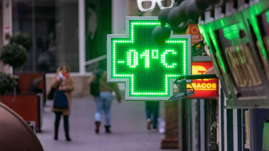 El termómetro de una farmacia de Teruel registra un grado bajo cero, en la mañana de este martes de enero