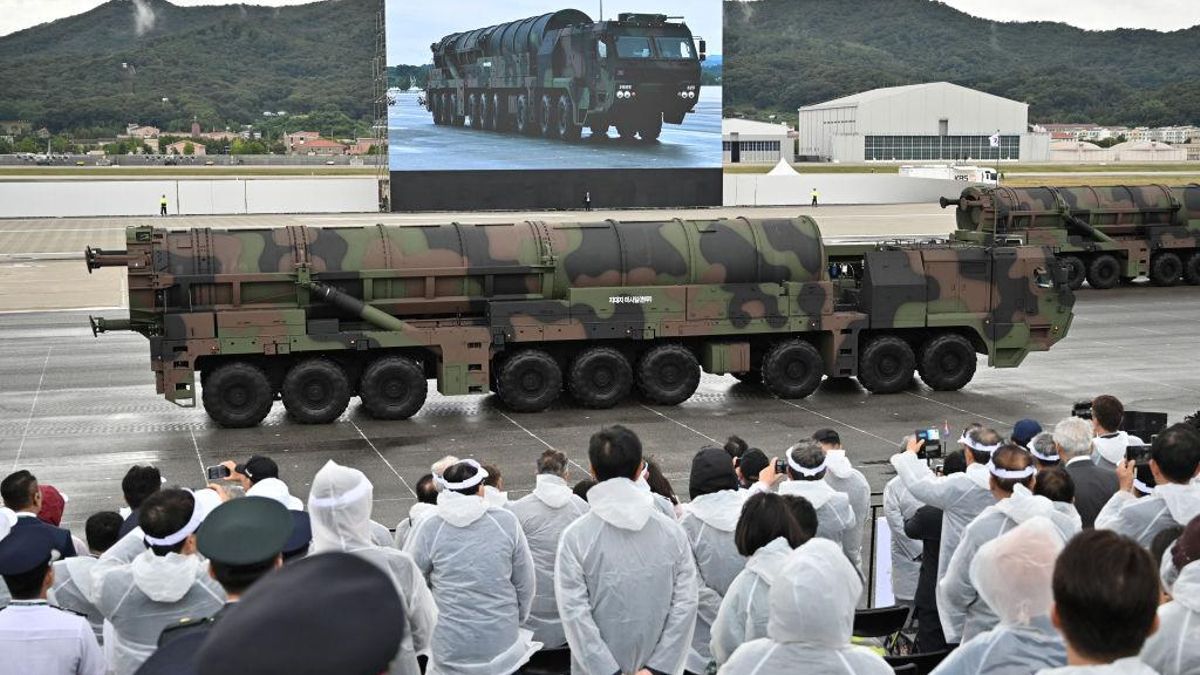 Visitantes observan el misil Hyunmoo-5 de Corea del Sur en el Día de las fuerzas armadas de Corea.
