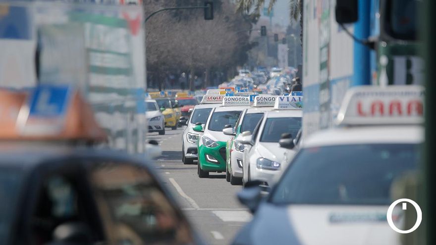Caravana de autoescuelas en protesta por la dificultad de examinar a alumnos y la imposición del sistema CAPA