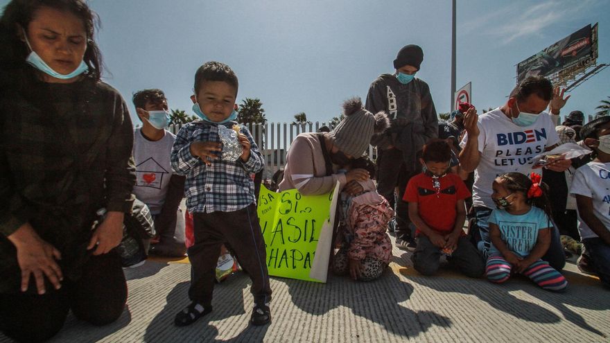Con una oración, migrantes piden apertura de la frontera en Tijuana