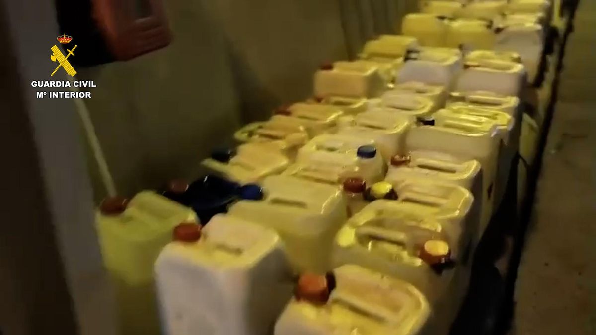 Las garrafas llenas de combustible incautadas por la Guardia Civil.