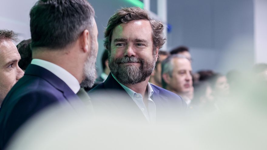 El líder de Vox, Santiago Abascal (i) y el portavoz nacional del partido en el Congreso, Iván Espinosa de los Monteros (d), durante una rueda de prensa