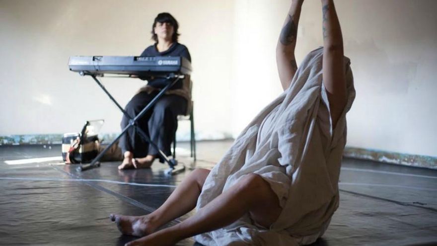 Imagen de los dos artistas en plena actuación. / Paulo Pereira