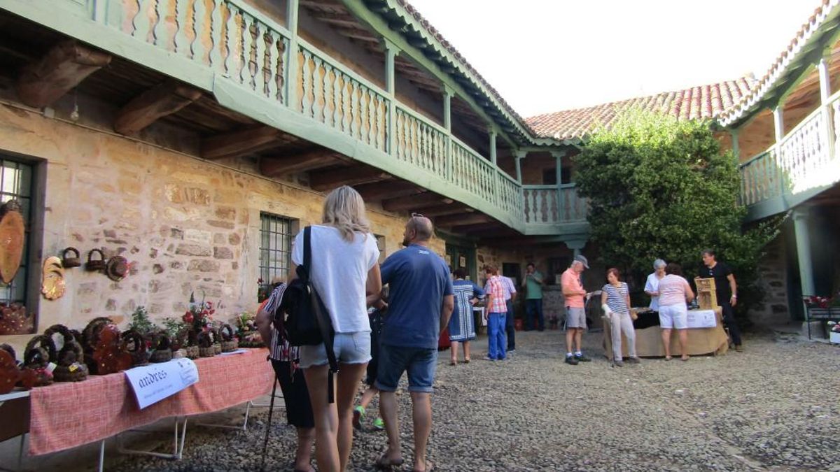 Los patios de Santa Colomba de Somoza se visten de gala durante la feria Patios con Arte