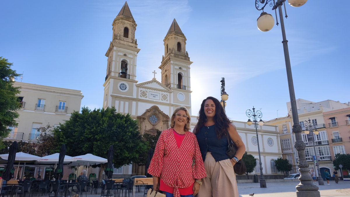 Pilar y Verónica, en la Plaza San Antonio de Cádiz.