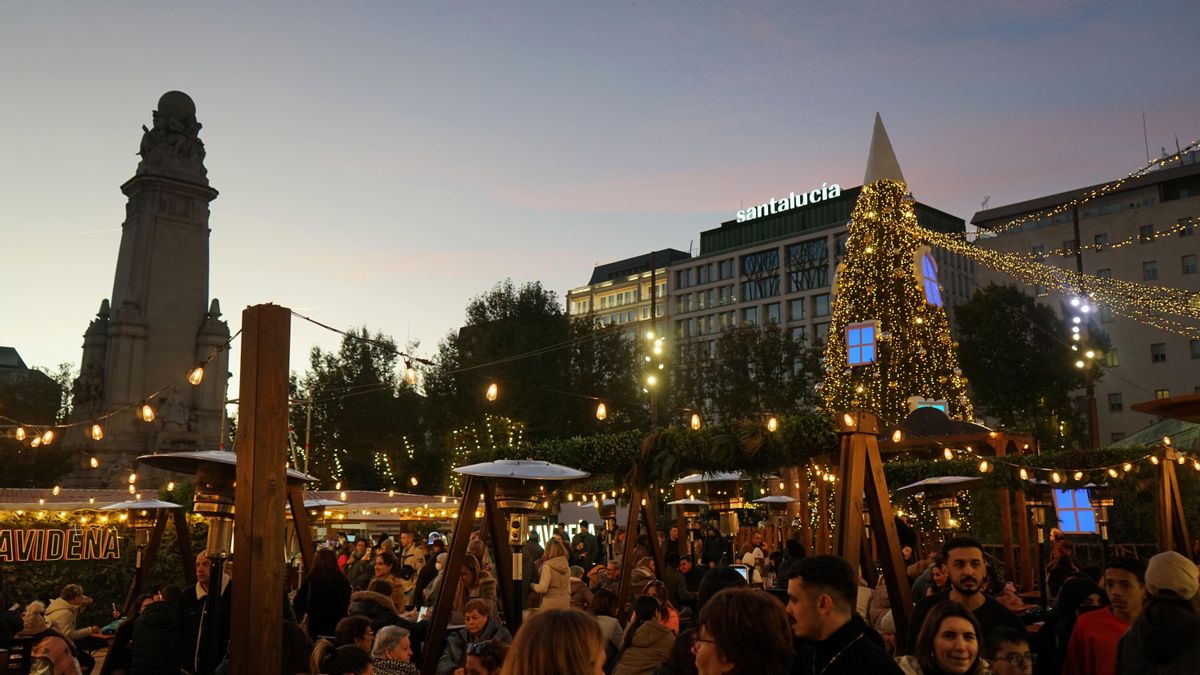 Plaza de España vuelve a ser el pueblo navideño donde Madrid se abraza en Navidad