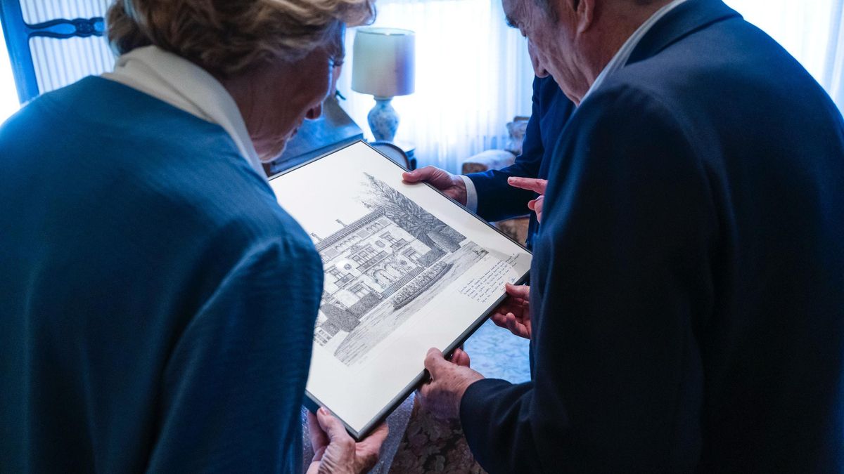 Con un dibujo de Ajuria Enea que se le entregó en el homenaje de 2025