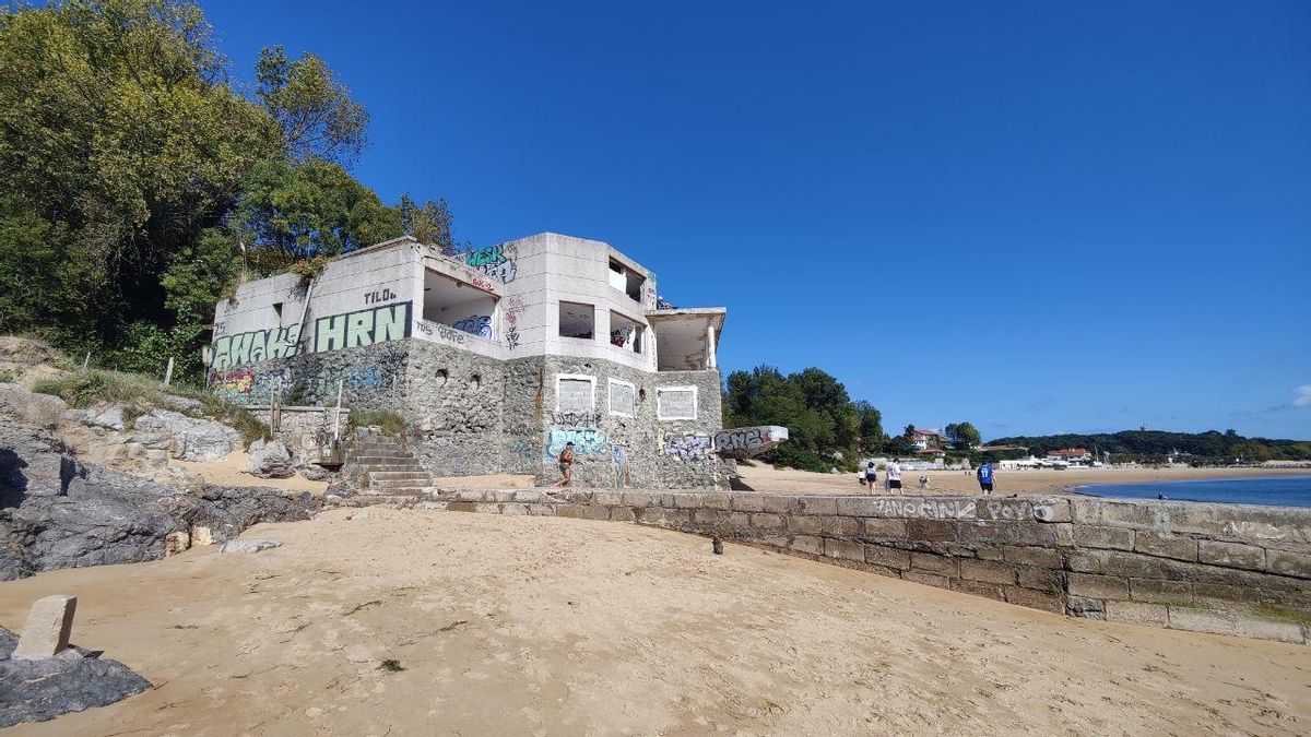 El edificio de La Horadada lleva años abandonado y en estado de ruina.