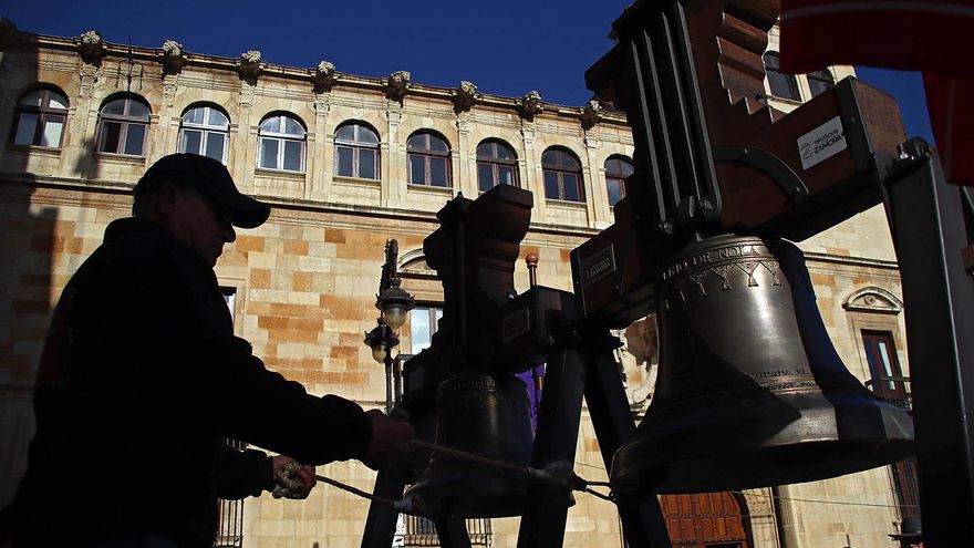Campaneros frente al Palacio de los Guzmanes, sede de la Diputación de León.