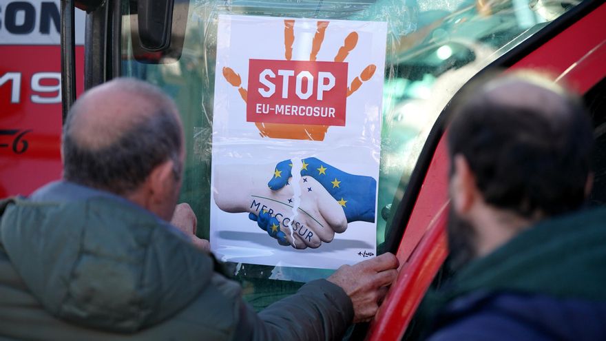 Una tractorada recorre Vitoria contra la PAC y el acuerdo con Mercosur: "Amenaza la supervivencia del campo"