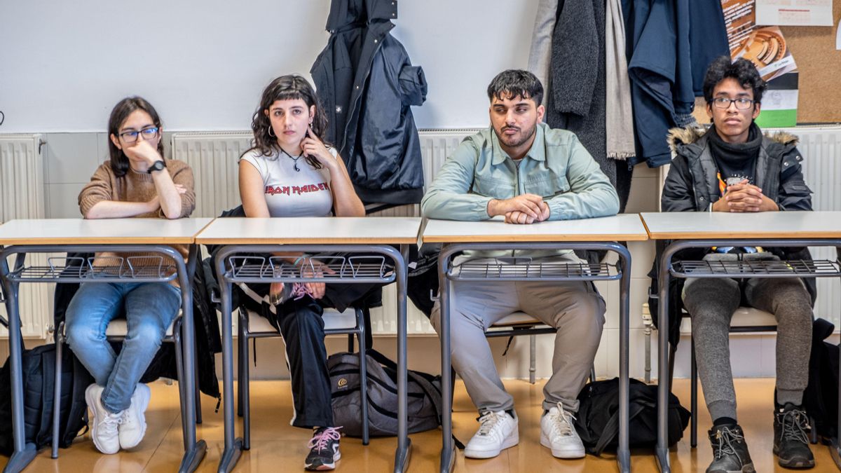 Victoria, Alicia, Suleman y José Manuel durante el debate en el aula