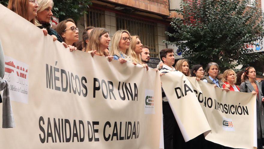 Cerca de un centenar de médicos se concentraron este lunes frente a la Consejería de Sanidad del Gobierno de Cantabria al grito de "consejero dimisión". EFE/ Celia Agüero