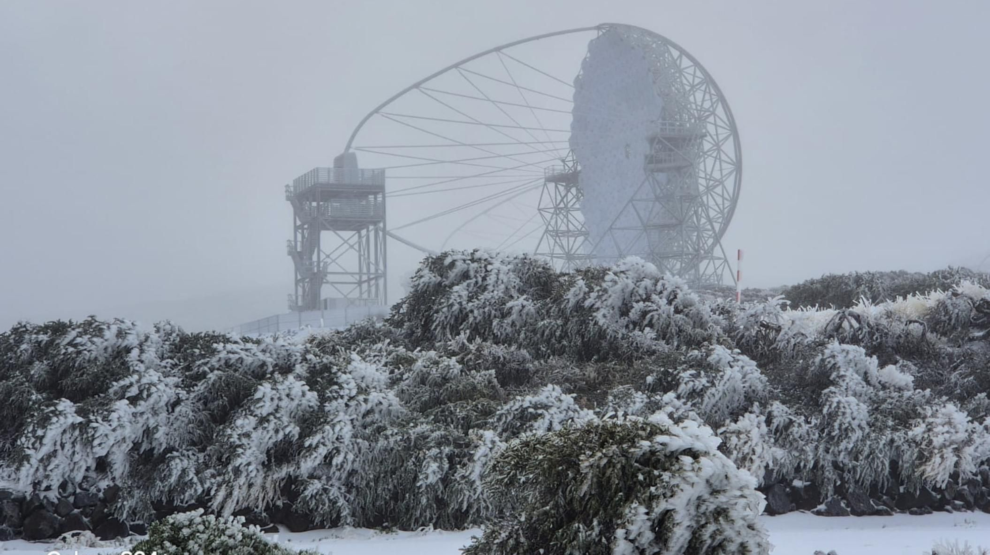 Entorno de uno de los telescopios de la  Red Cherenkov en el Observatorio del Roque de Los Muchachos, este jueves,  cubierto de nieve.