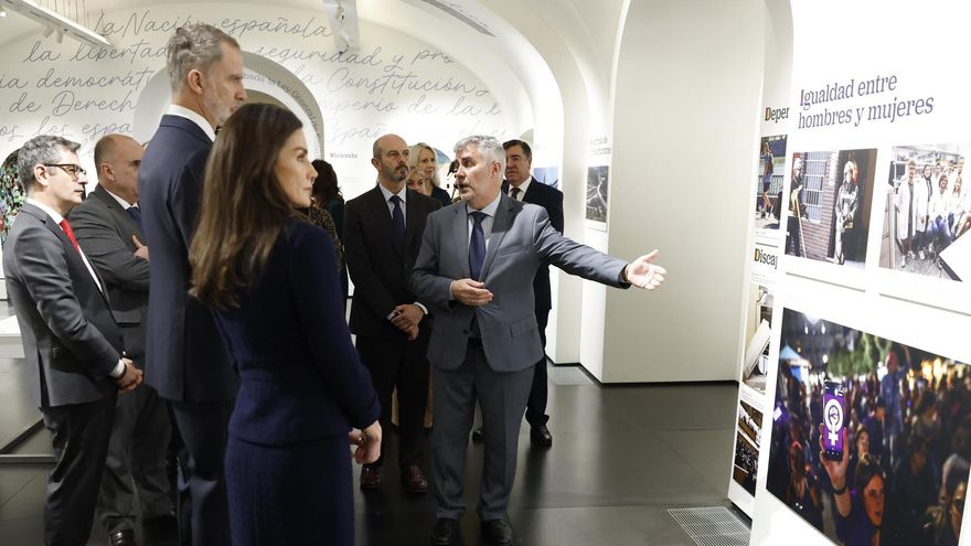 Los reyes Felipe VI y Letizia escuchan las explicaciones del presidente de la Agencia EFE, Miguel Ángel Oliver, durante la inauguración de la exposición ‘La Constitución Española de 1978: Nuestra Constitución más longeva. Un proyecto, un consenso, un país de derechos y libertades’, organizada junto al Ministerio de la Presidencia y la Agencia EFE, el pasado martes en el Congreso.