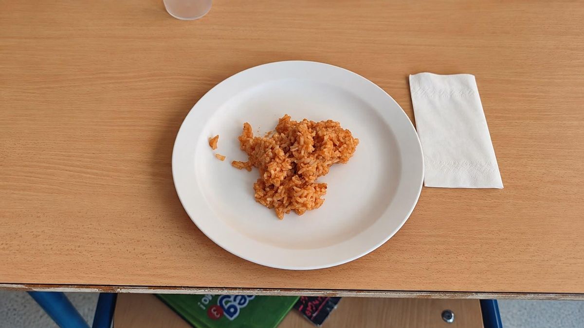 Un plato servido en el comedor escolar del CEIP Los Alcalá Galiano de Doña Mencía (Córdoba)