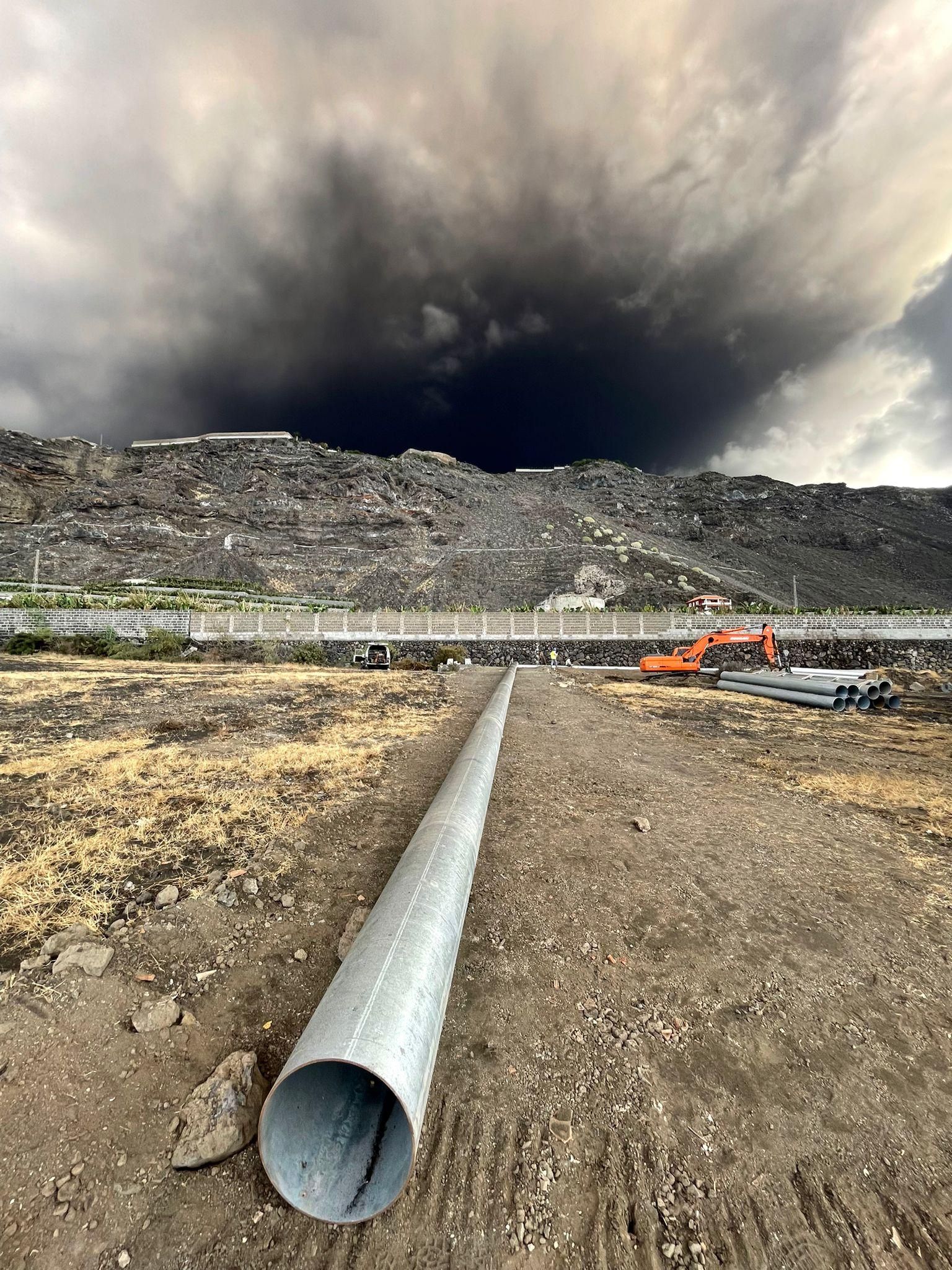 Una de las tuberías de las dos desaladoras que se instalan de emergencia en Puerto de Naos para regar las fincas de plátanos en la costa de Valle de Aridane que, al romper la lava una de las conexiones de la red, se han quedado sin suministro.