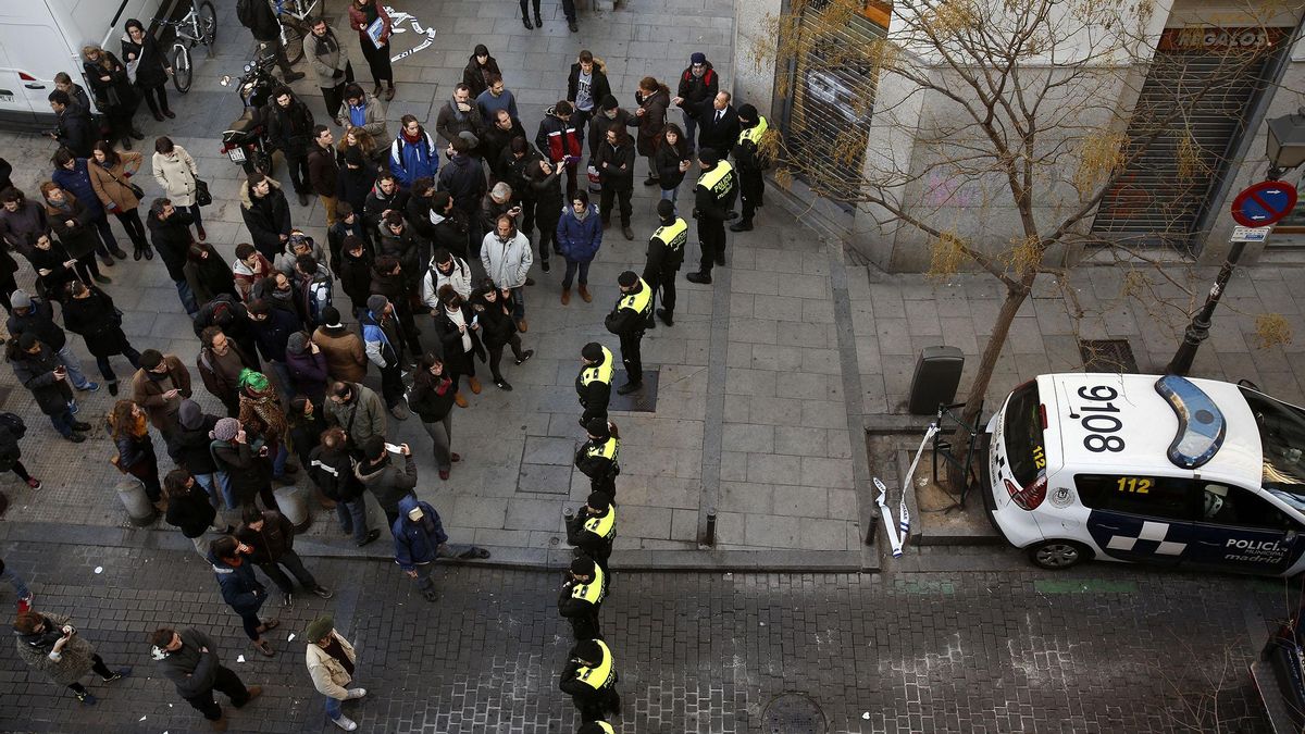 FOTOGALERÍA: Vecinos se enfrentan a la policía en Lavapiés en el desalojo de un enfermo crónico