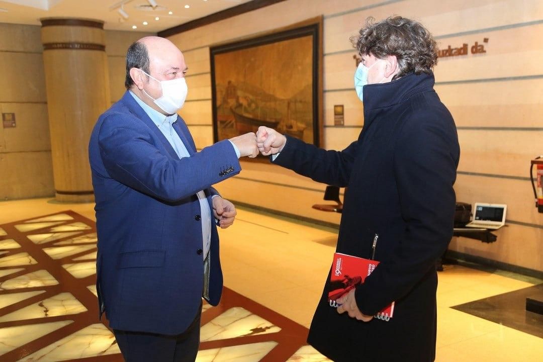 2021. Eneko Andueza, nuevo líder del PSE-EE. Reunión en Sabin Etxea.